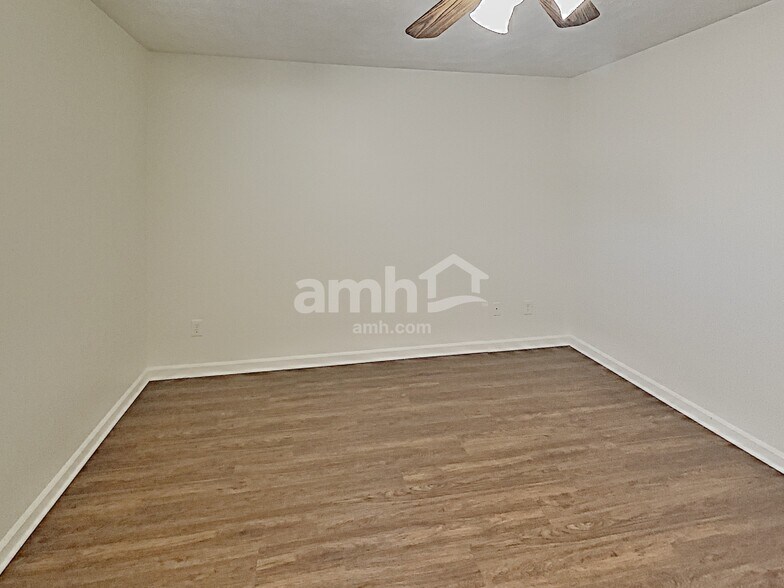 Building Photo - 704 Newcastle Ct