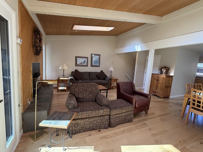 Building Photo - 2833 Kinnickinnick Rd