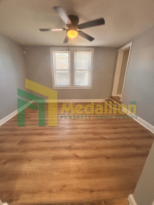 Building Photo - Updated 1-Bedroom Coach House with In-Unit Laundry