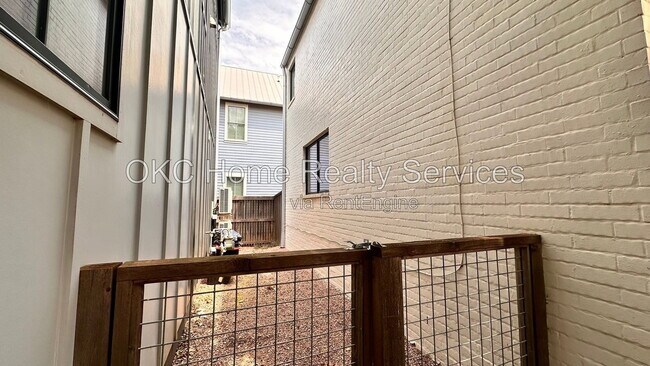 Building Photo - 941 Pedalers Ln