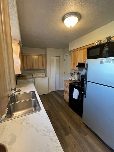 Building Photo - 111 Green Acres Dr