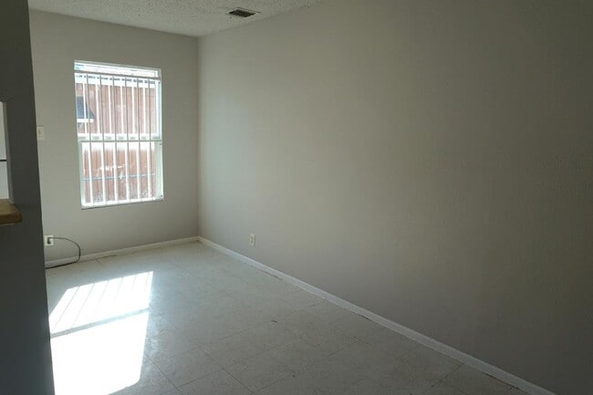 Building Photo - 516 J St