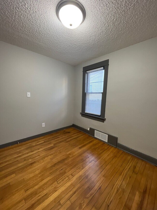 Building Photo - Conveniently located 2-bedroom, 1-bathroom...