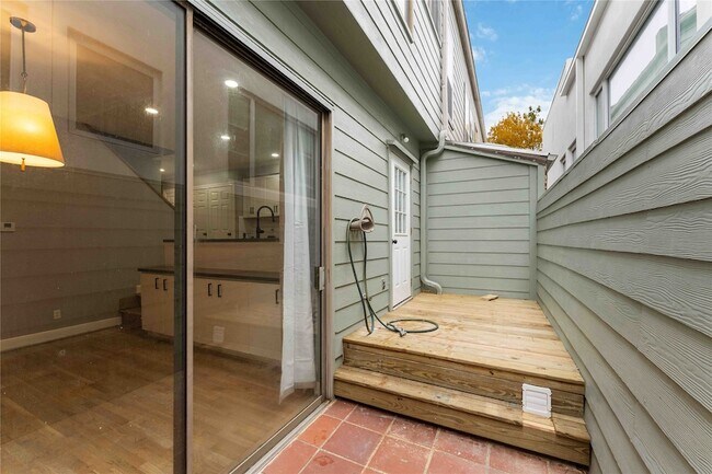 Building Photo - 2002 Fairview St