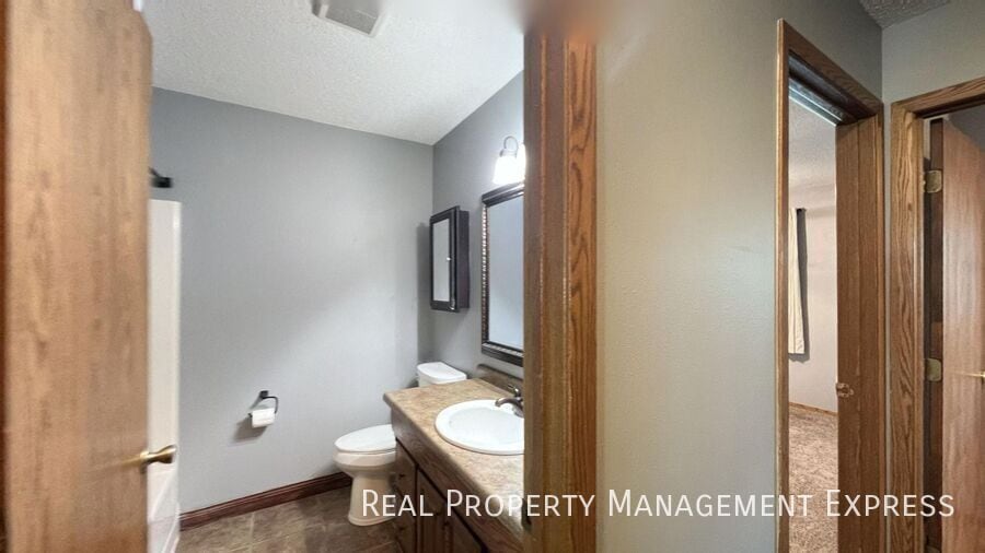 Building Photo - Spacious 5-Bedroom Home with Modern Updates in Sioux Falls