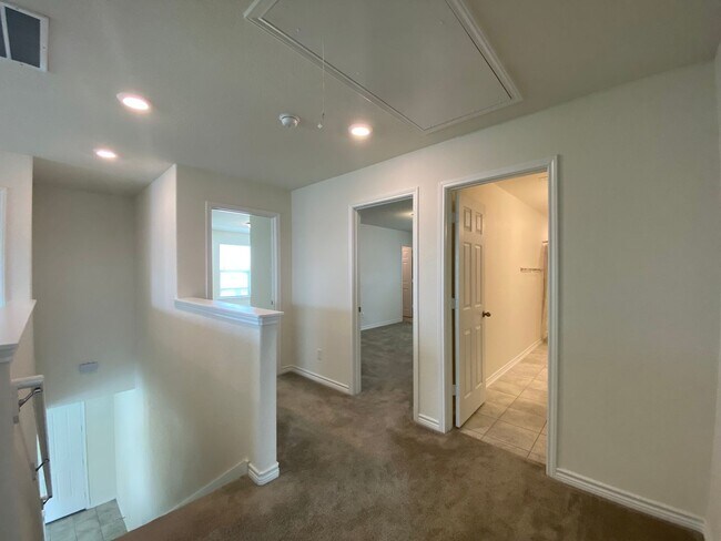Building Photo - EDGEBROOK
