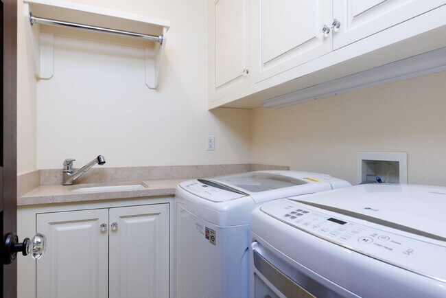 Building Photo - Delightful Private 3BR/4.5BA + Office Home in Del Mar