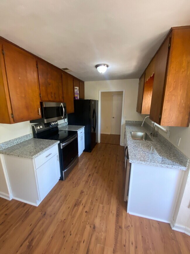 Building Photo - Gorgeous 3 Bedroom 2 Bathroom Single-Family!