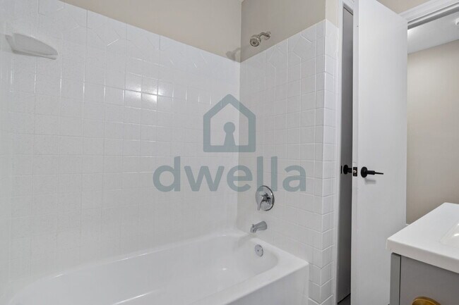 Building Photo - "Charming 5-Bedroom Oasis with 2 Full Bath...