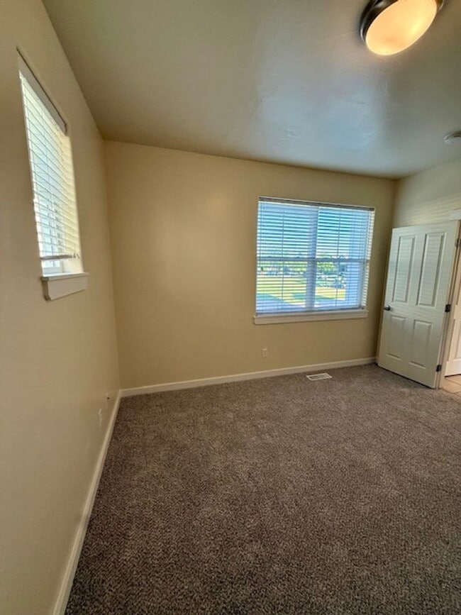 Building Photo - 3 Bedroom 3 Bathroom House Located Near a ...