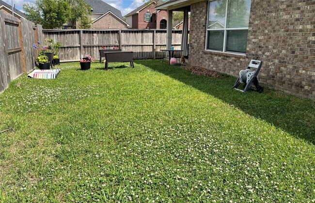 Building Photo - May Pine Court, Rosharon, TX 77583 - 4 BR 2 BA single-family home