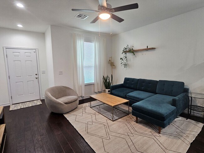 Building Photo - Adorable 3 Bed / 2.5 Bath Home in 51 East