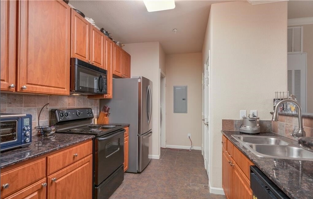 Building Photo - 600 13th St E