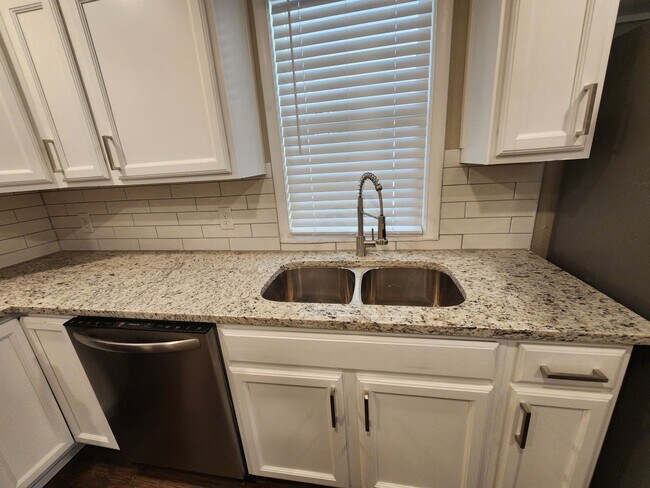 Building Photo - 3 Bedrooms 1.5 Baths Carport - Midtown