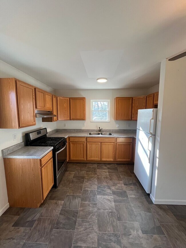 Building Photo - 2 bedroom, 1 bath House: Available Now or July 2026 (price is subject to change)