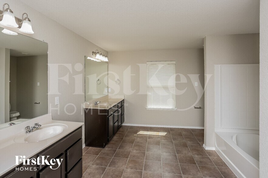 Building Photo - 4252 Glen Abbey Dr