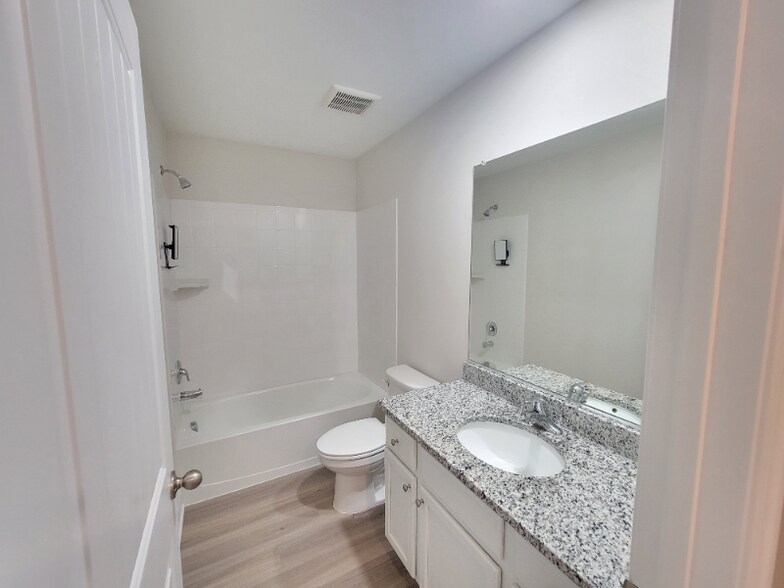 Building Photo - 10054 Roulette Dr