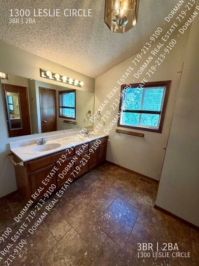 Building Photo - 1300 Leslie Cir