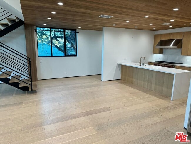 Building Photo - 611 Broadway St