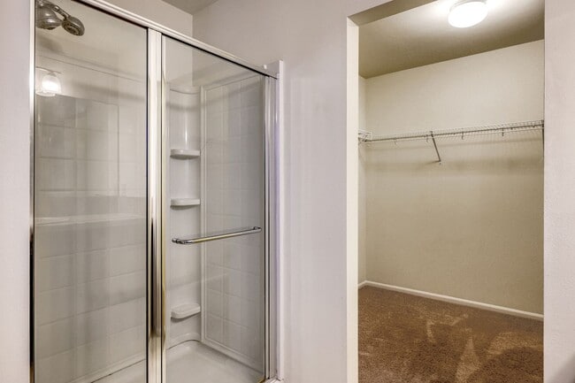 Building Photo - 4 bed plus den - easy I-5 access and JBLM commute. N Thurston School District