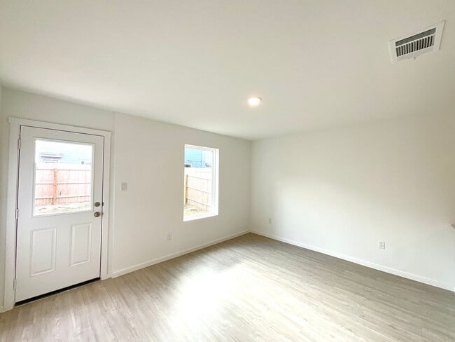 Building Photo - **APPLICATION RECEIVED** Modern 3-Bed, 2.5-Bath Home with Included Internet & Fenced Backyard in ...