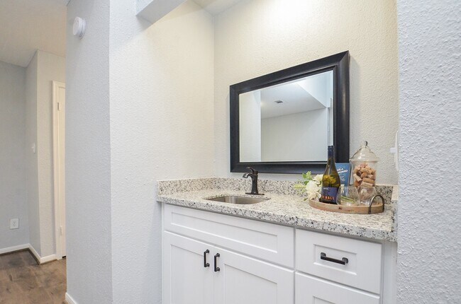 Building Photo - 5711 Sugar Hill Dr