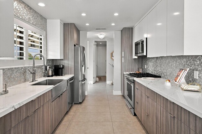 Building Photo - 78025 Lago Dr