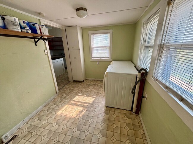 Building Photo - 3-bedroom home with Washer & Dryer Included
