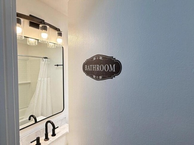 Building Photo - 5140 River Bluff Ln