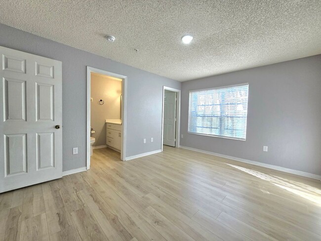 Building Photo - Beautiful 2BR/2BA Condo in Sunset Lakes – Lake & Tree Views!