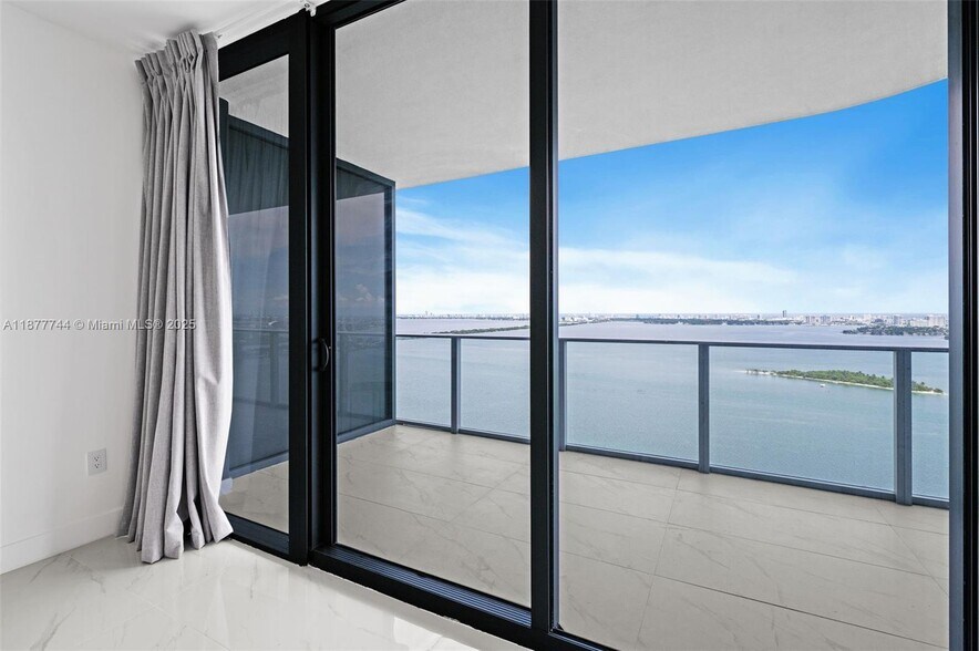 Building Photo - 700 NE 24th St