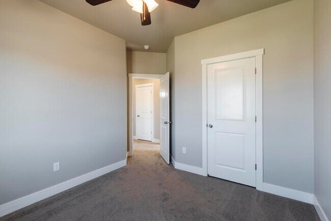 Building Photo - 3338 E Crimson Ridge Dr