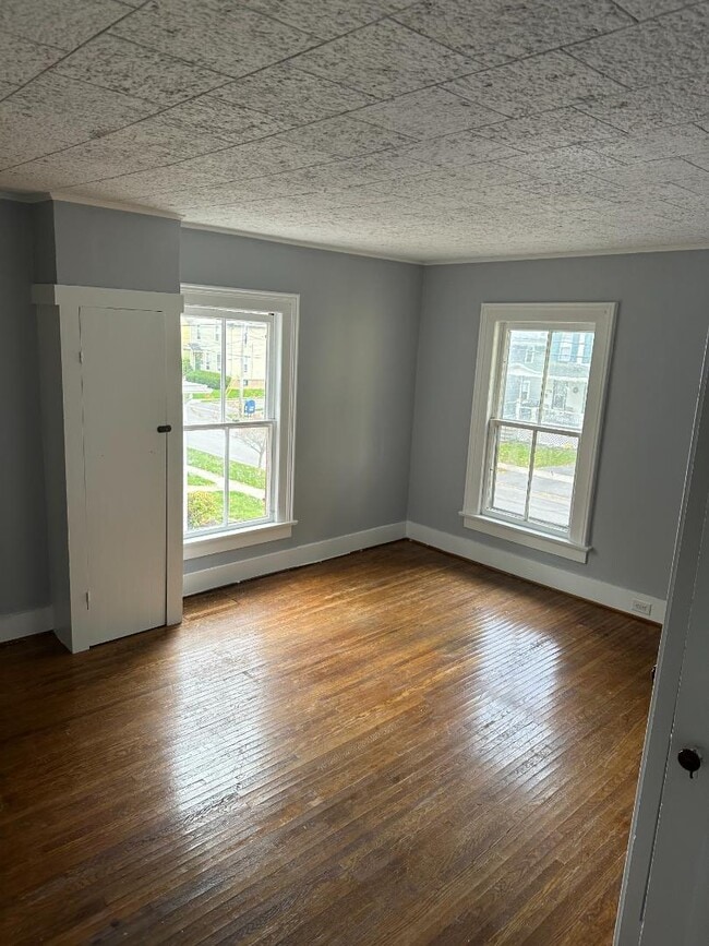 Building Photo - 146 Chapin St