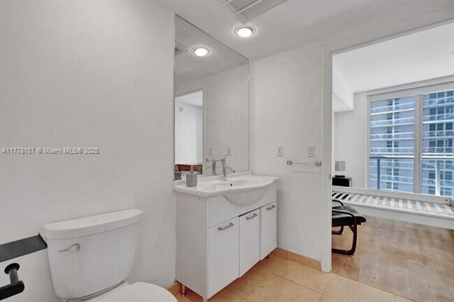 Building Photo - 475 Brickell Ave