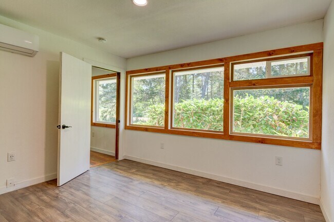 Building Photo - 3 Bed 2 Bath on West Beach