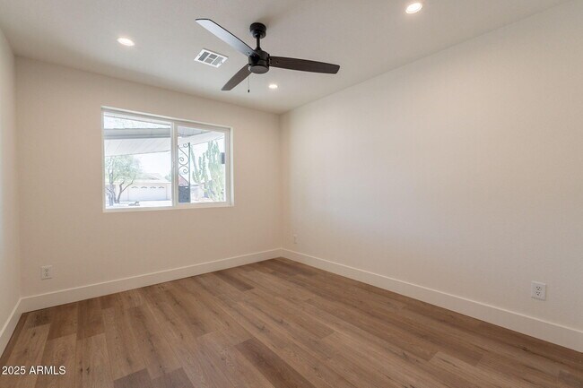 Building Photo - 1530 E Alameda Dr