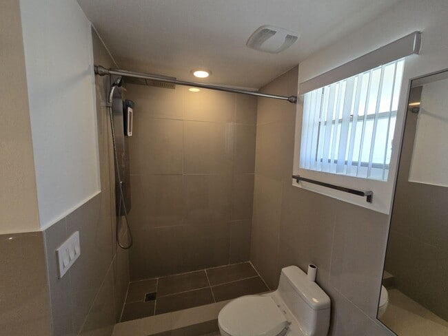 Building Photo - 2-Bed, 2-Bath Miami Condo in HOA Community – Pool, Laundry On-Site