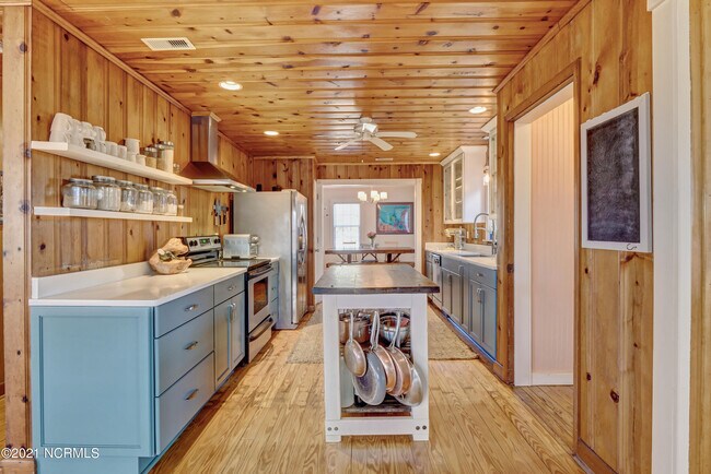 Building Photo - 2681 Island Dr