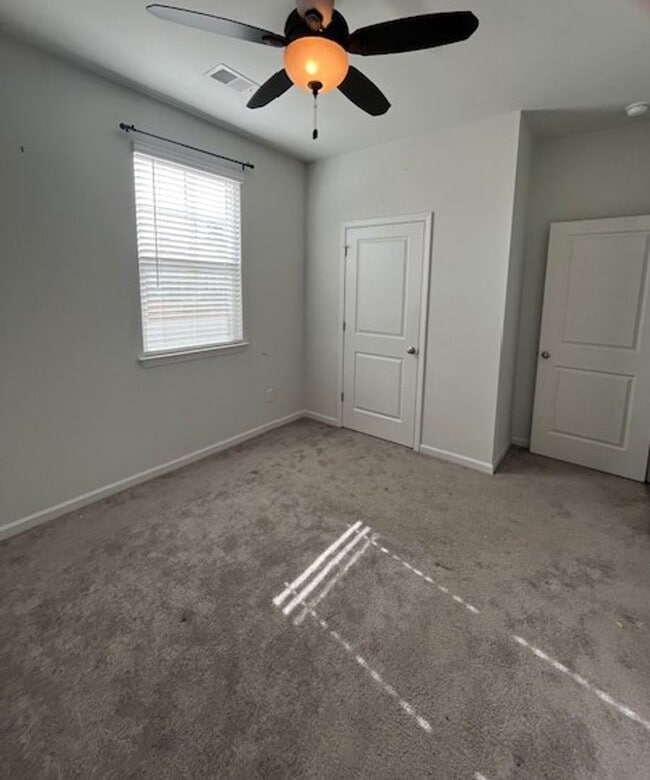 Building Photo - Stunning, Pet Friendly Home!