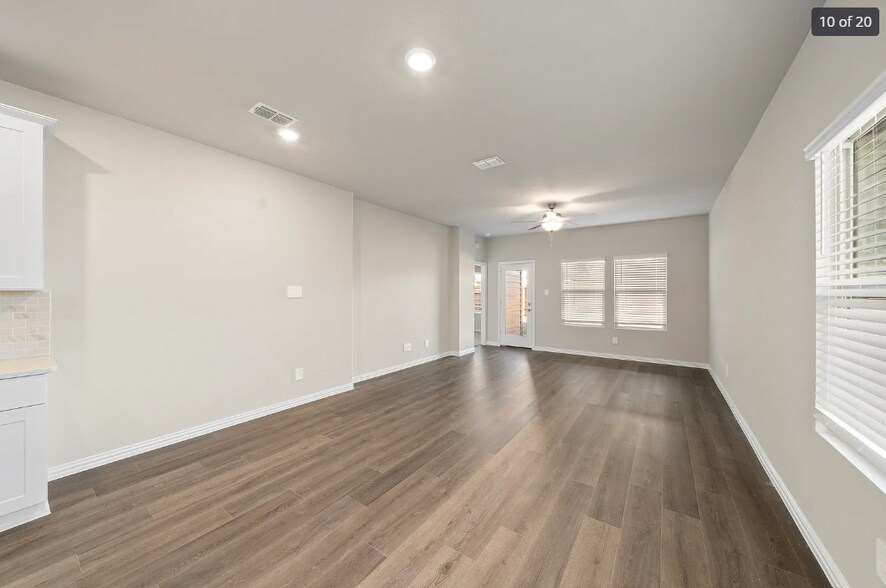 Building Photo - 609 Hemingway Ln