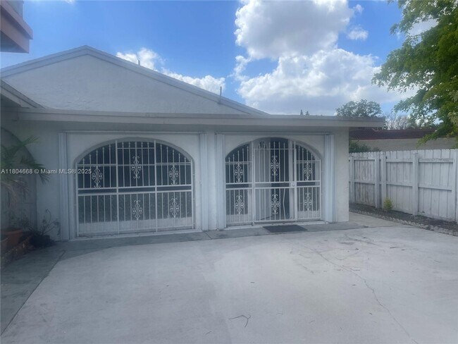 Building Photo - 3301 SW 114th Ct