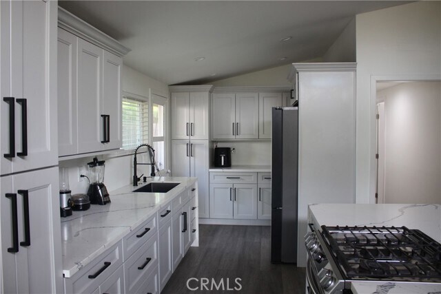 Building Photo - 2128 W Larkspur Dr