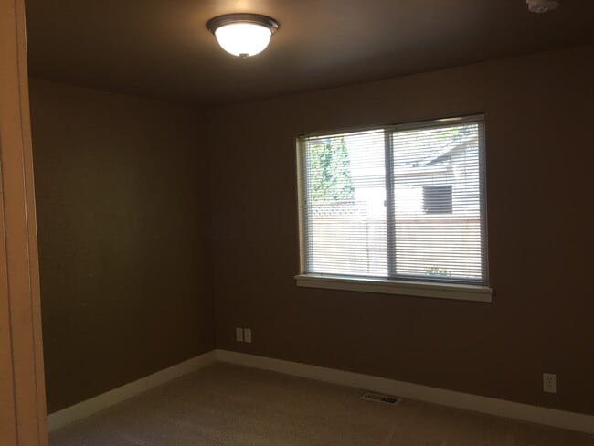 Building Photo - Beautiful 3 bedroom 2 bath home