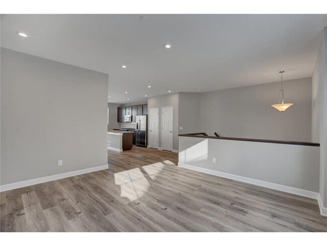 Building Photo - 855 Roselyn Dr