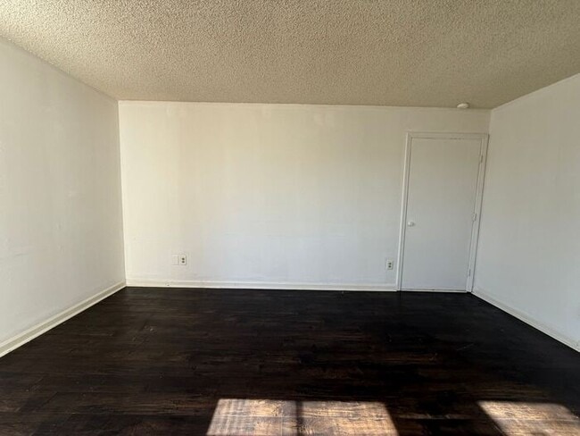 Building Photo - For Rent - Great Duplex Unit in North Nashville