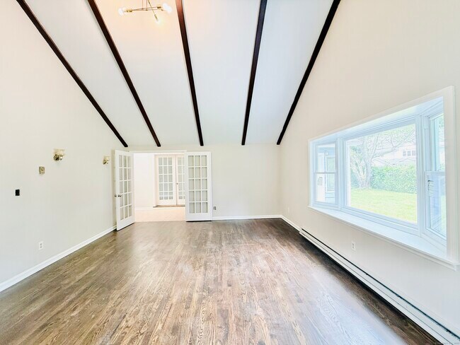 Building Photo - 10 Meadowpark Ave W