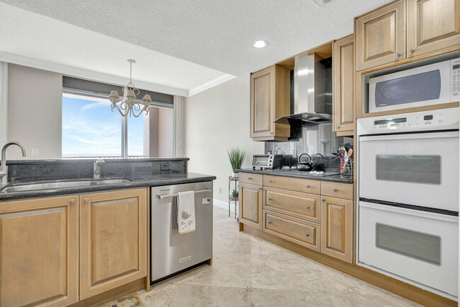 Building Photo - 700 Ocean Royale Way