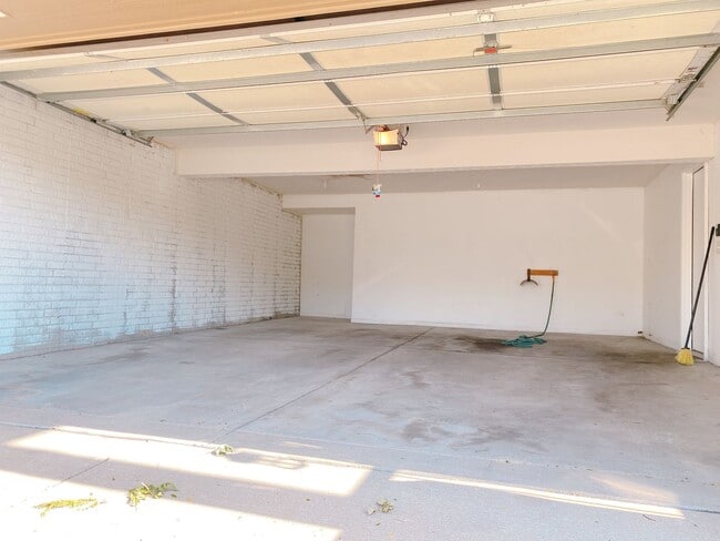 Building Photo - Beautiful 3 bed, 2 bath house at $2095 *PR...