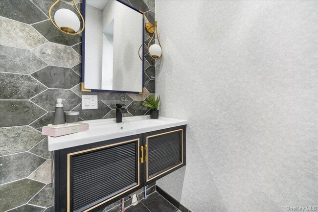 Building Photo - 260 W Main St