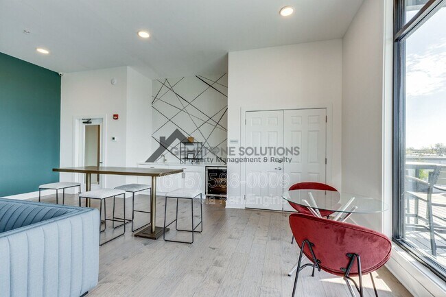 Building Photo - 1041 E Trinity Ln